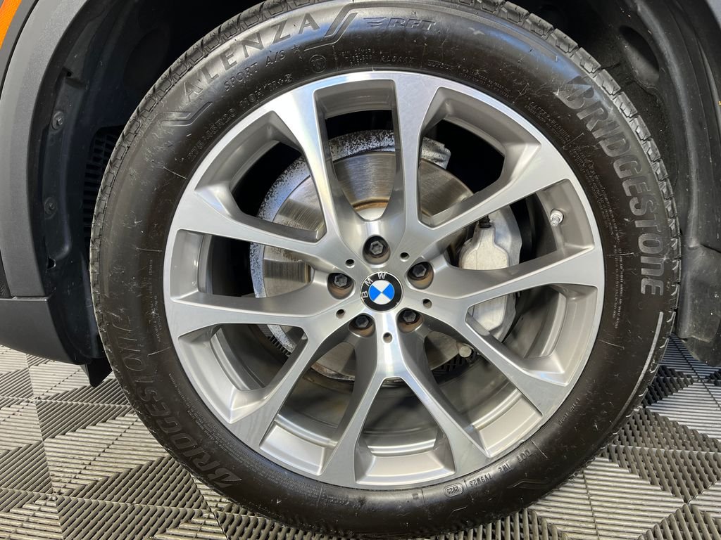 Used 2019 Black BMW xDrive40i image 15