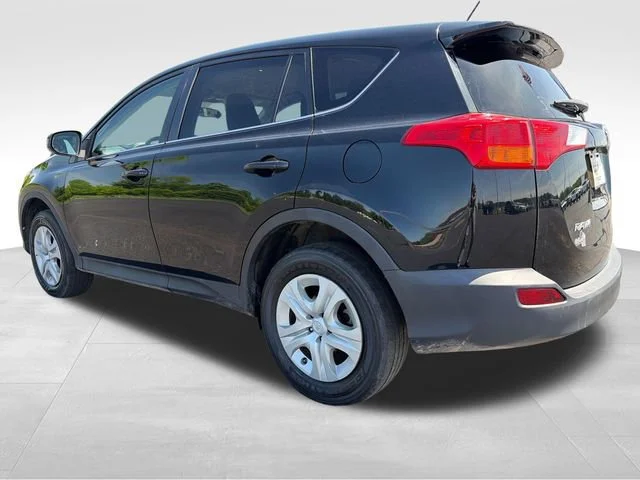 Used 2015 Black Toyota LE image 3