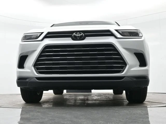 Used 2024 Wind Chill Pearl Toyota XLE image 10