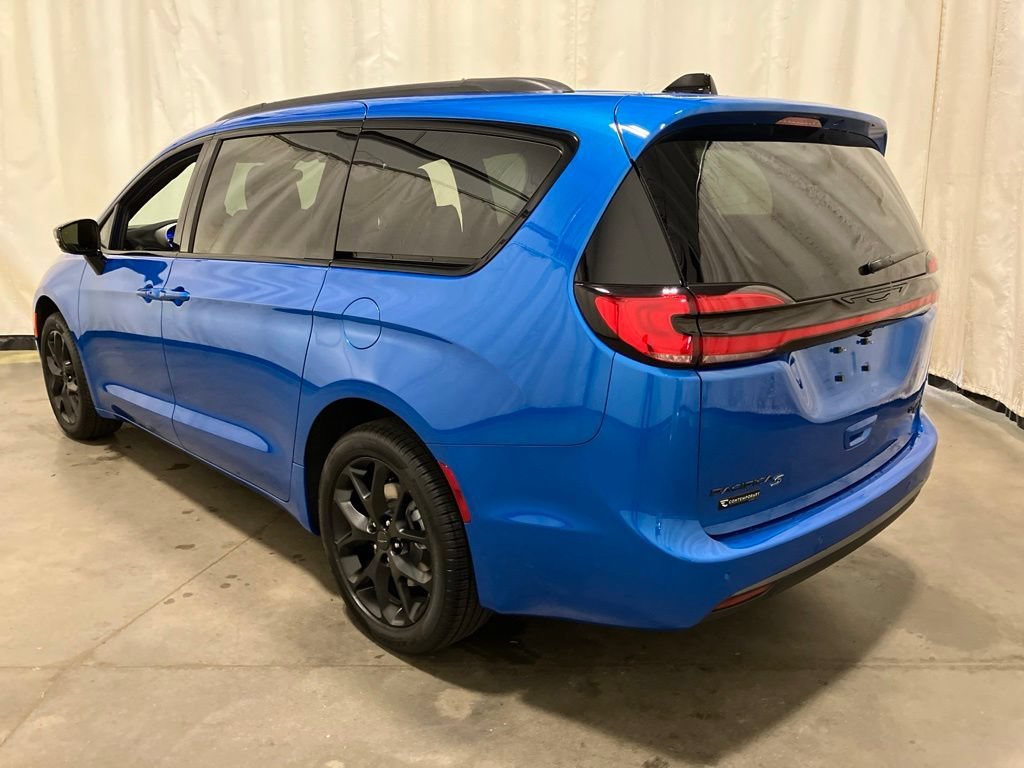New 2027 Hydro Blue Pearl-Coat Exterior Paint Chrysler Limited image 28