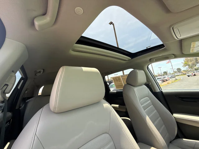 Used 2024 PLATINUM WHITE Honda EX-L image 3