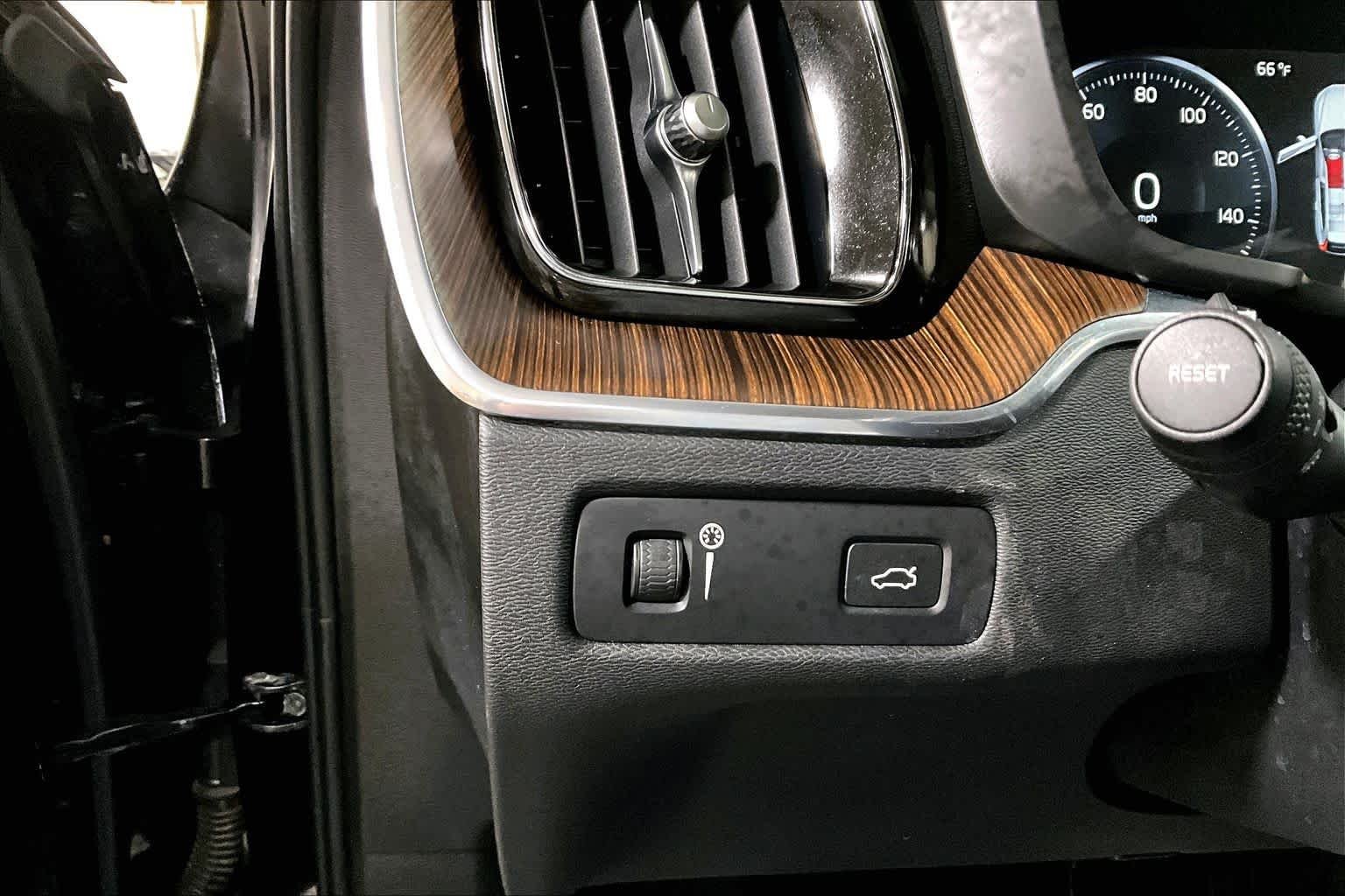 Used 2021 Onyx Black Metallic Volvo Momentum image 35