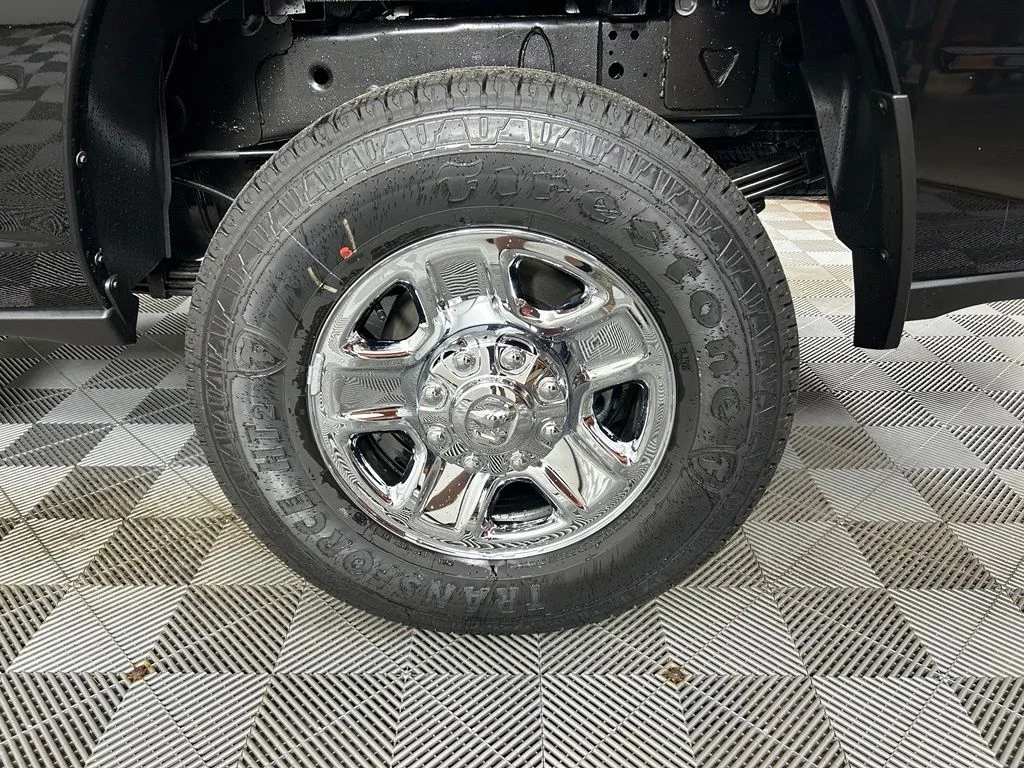 New 2026 Diamond Black Crystal Pearl-Coat Exterior Paint RAM Tradesman image 18