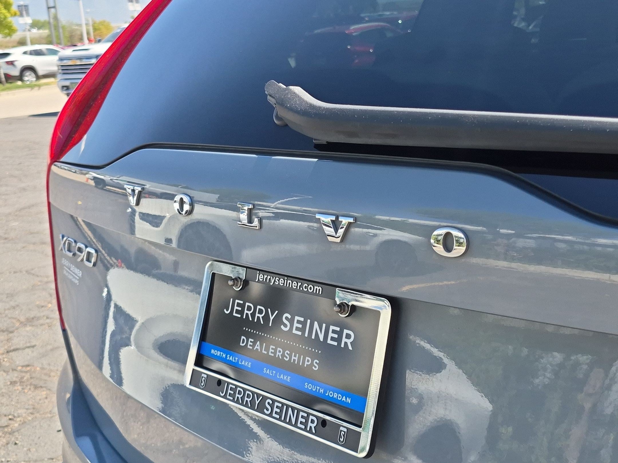Certified Used 2020 Gray Volvo T6 Momentum 6 Passenger image 14