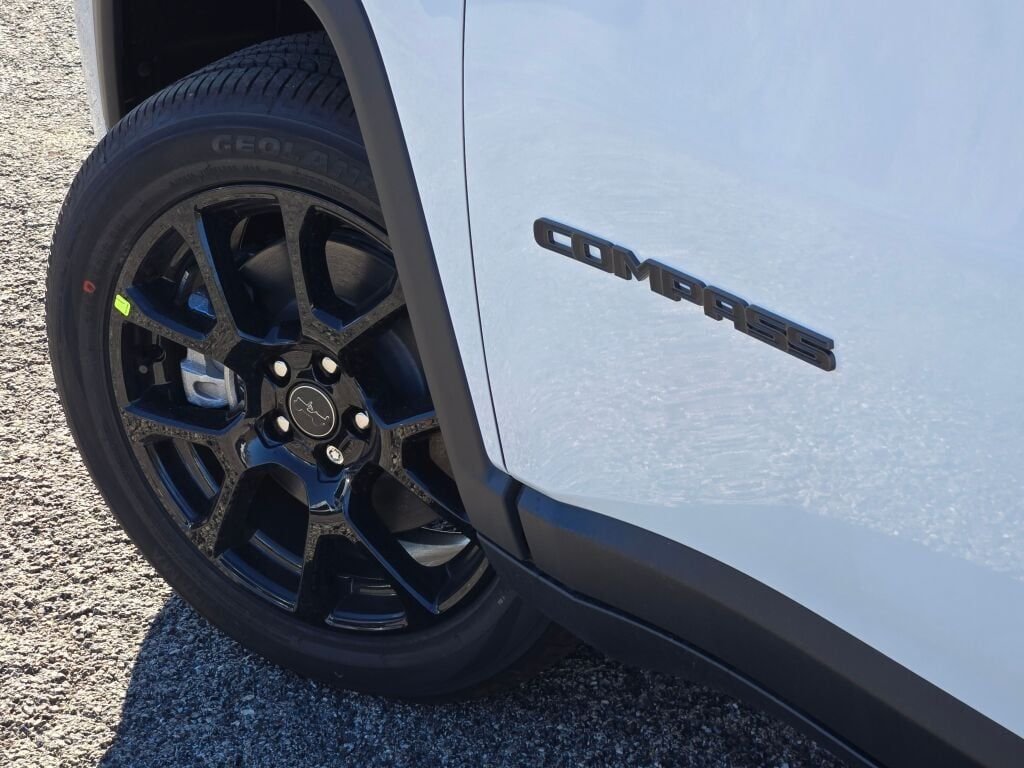 New 2026 Bright White Clearcoat Jeep Latitude image 17