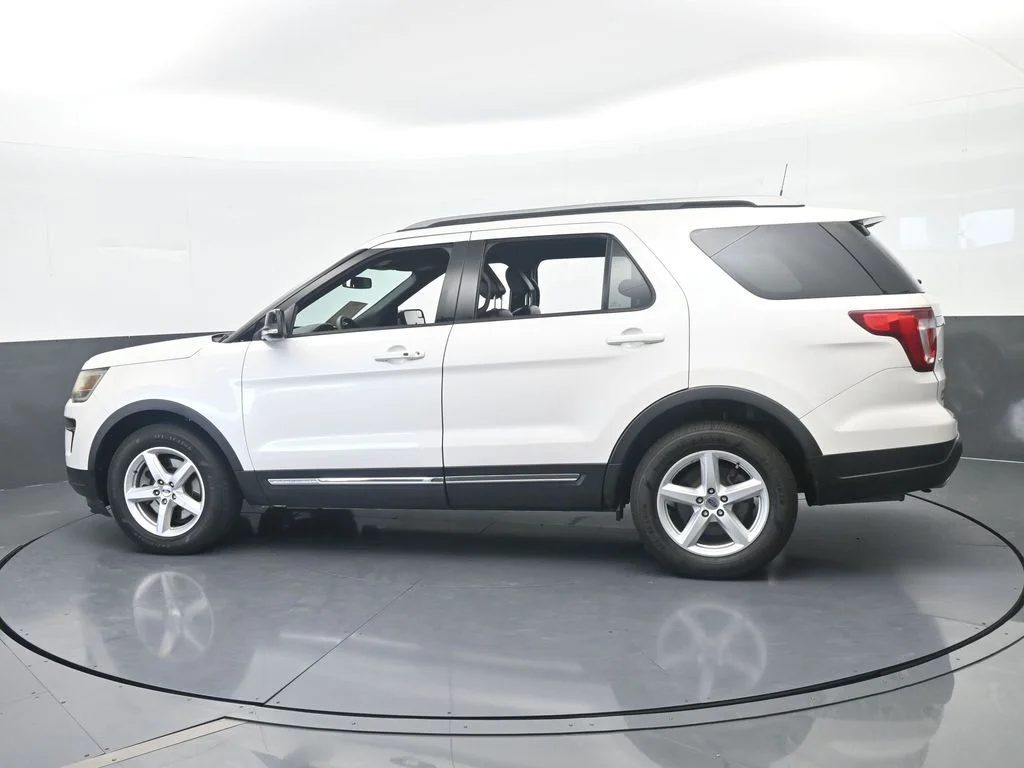 Used 2018 White Platinum Clearcoat Metallic Ford XLT image 2