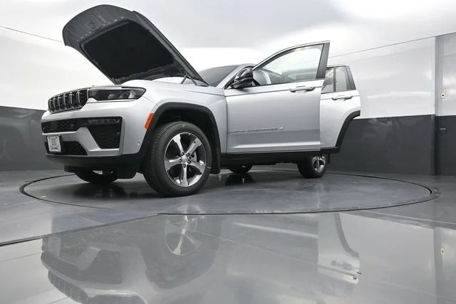 New 2026 Silver Zynith Exterior Paint Jeep Limited image 31