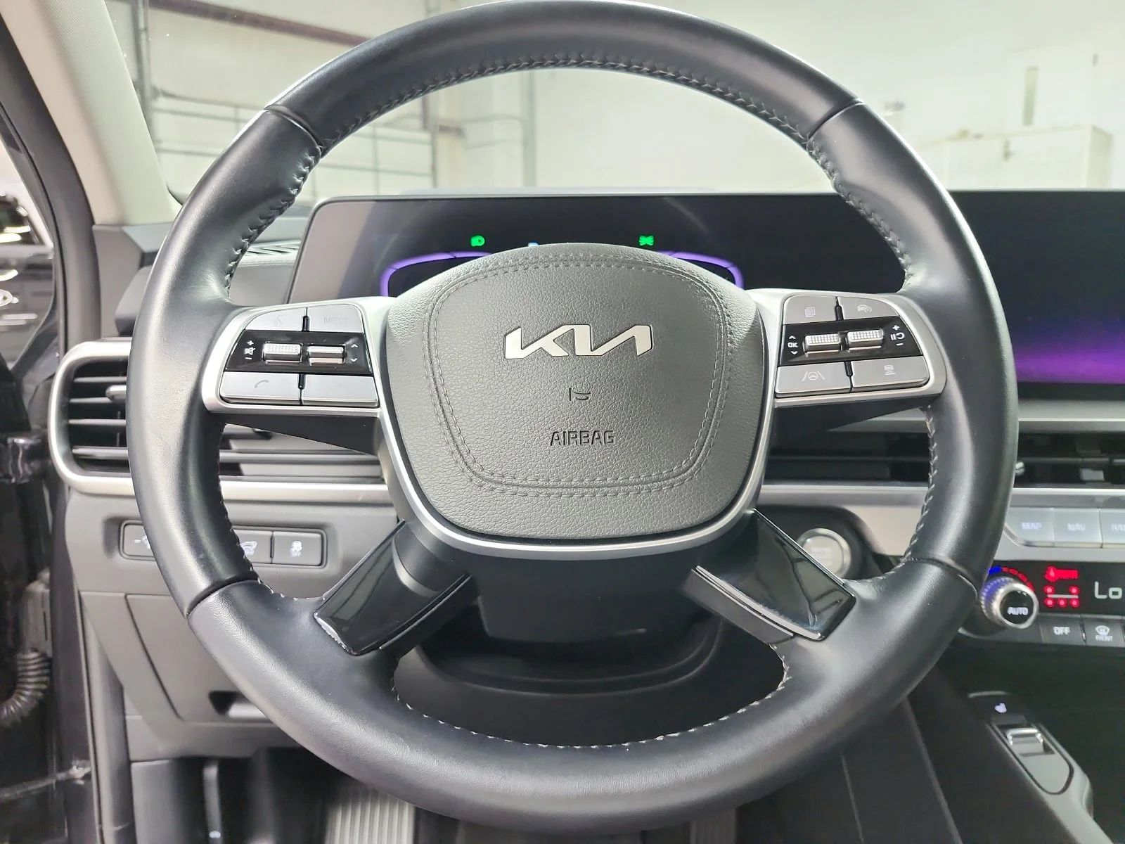 Used 2025  Kia S image 22