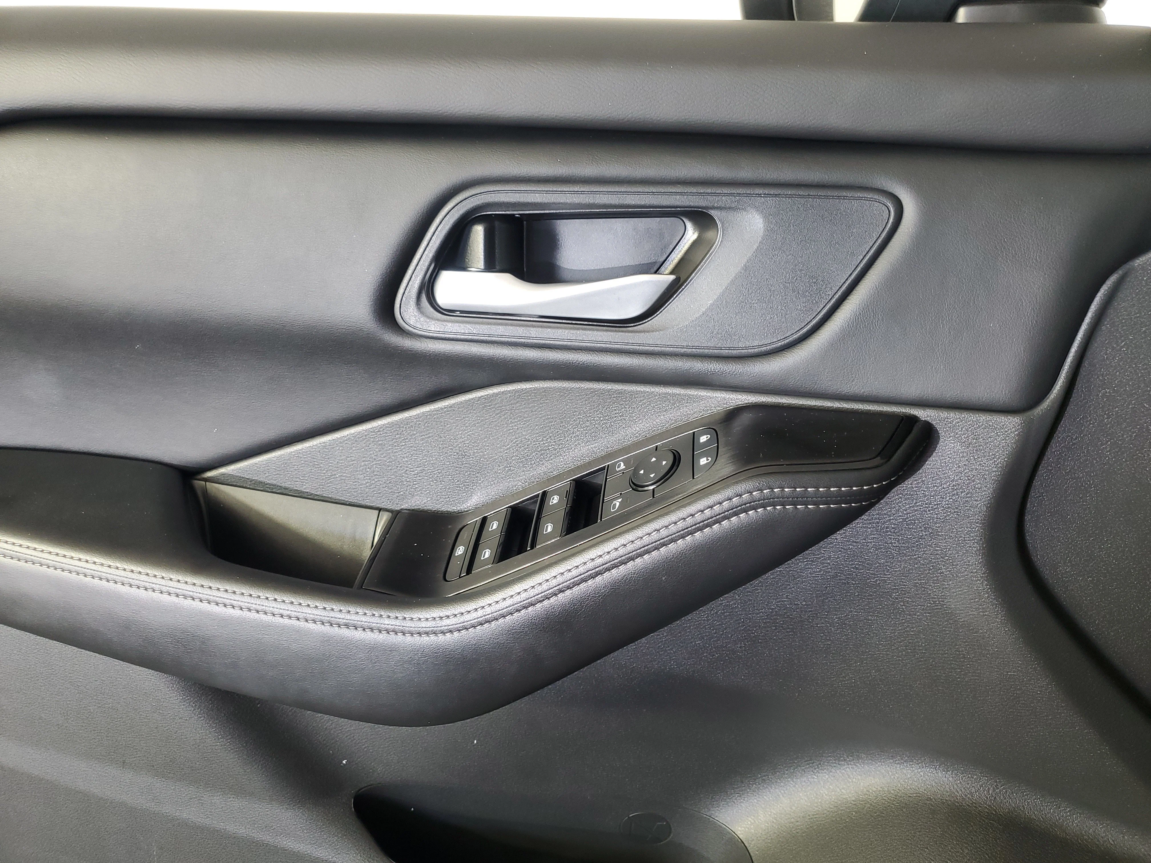 2025 Nissan Rogue SV - Photo 28