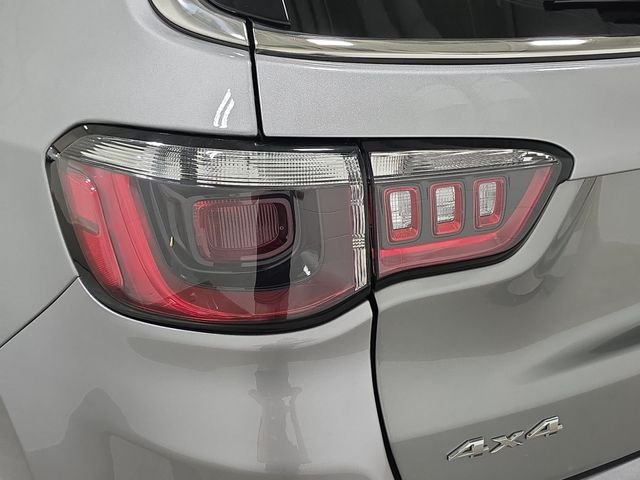 Used 2022 Silver Jeep Latitude Lux image 31