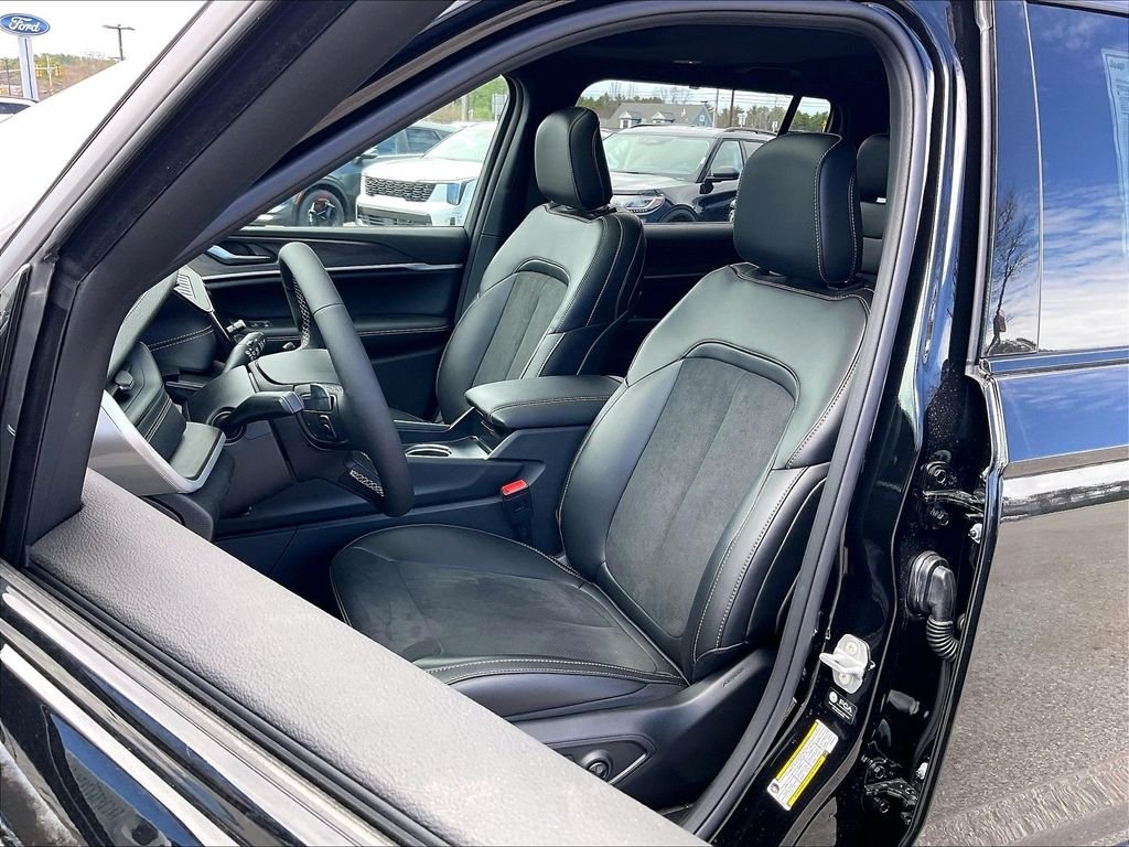 New 2026 Diamond Black Crystal Pearlcoat Jeep Laredo image 11