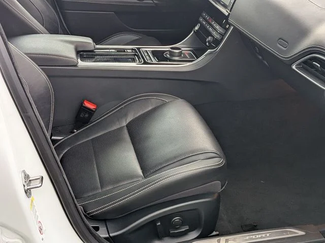 Used 2018 White Jaguar 25t R-Sport image 27