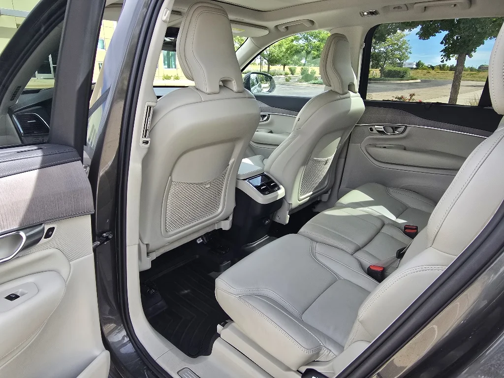 Used 2022 Pine Grey Metallic Volvo Inscription image 16