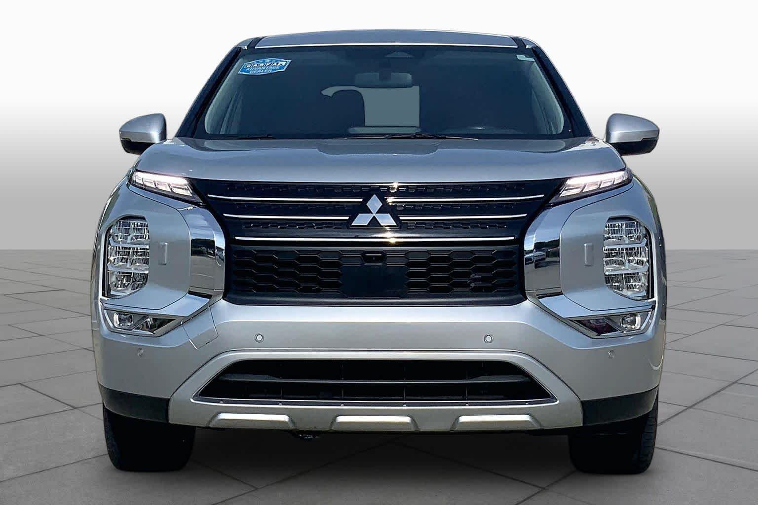 Pre-Owned 2024 Mitsubishi Outlander SE