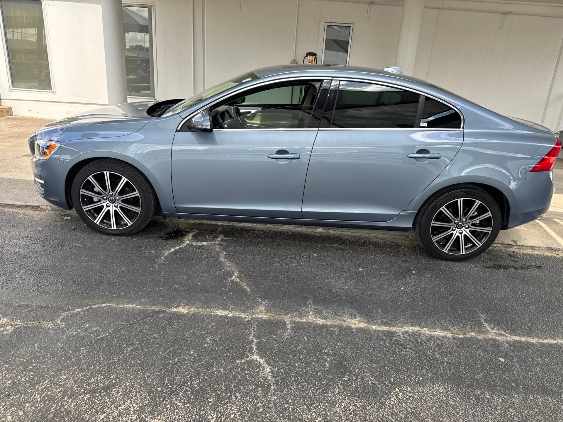Used 2018 Blue Volvo T5 Platinum image 8