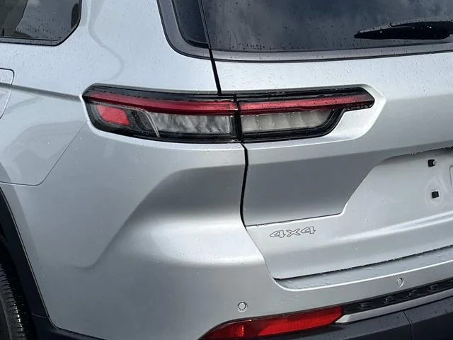 New 2026 Silver Zynith Exterior Paint Jeep Limited image 5
