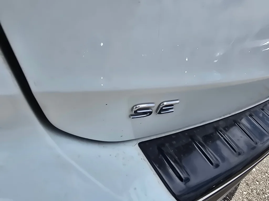 Used 2024 Pure White Volkswagen SE image 10