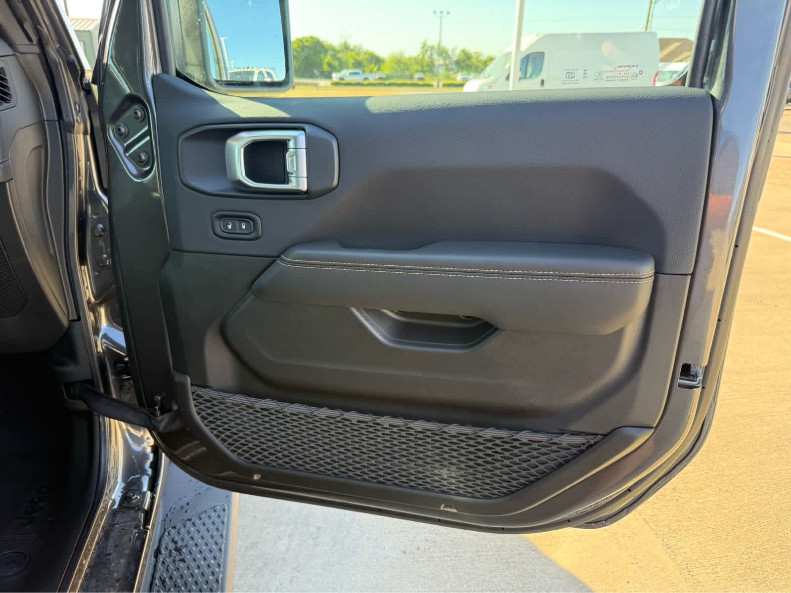 New 2026 Granite Crystal Metallic Clearcoat Jeep Texas Trail image 15