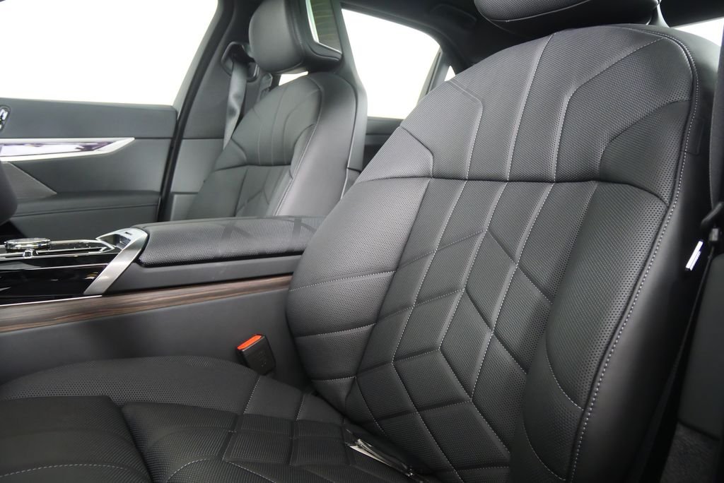 2026 BMW 7 Series 750e - Photo 11