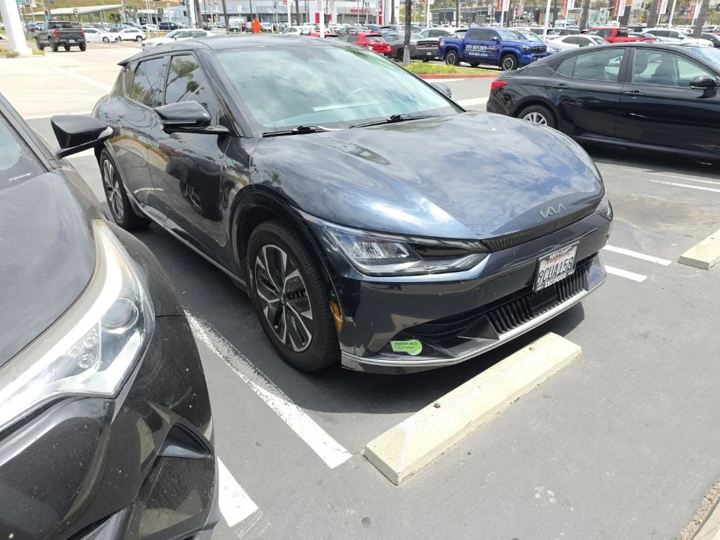Used 2022 Blue Kia Wind image 3