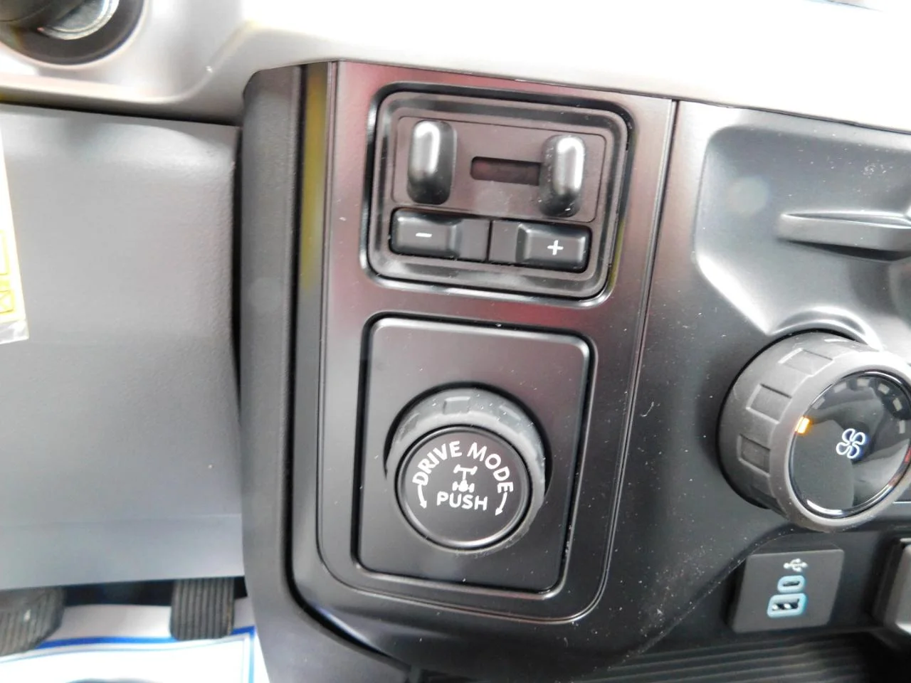 New 2026 Oxford White Ford F-350® XLT image 25