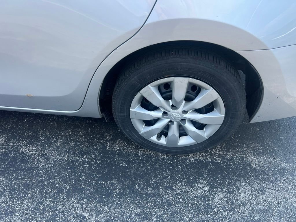 Used 2015 Classic Silver Metallic Toyota LE image 5