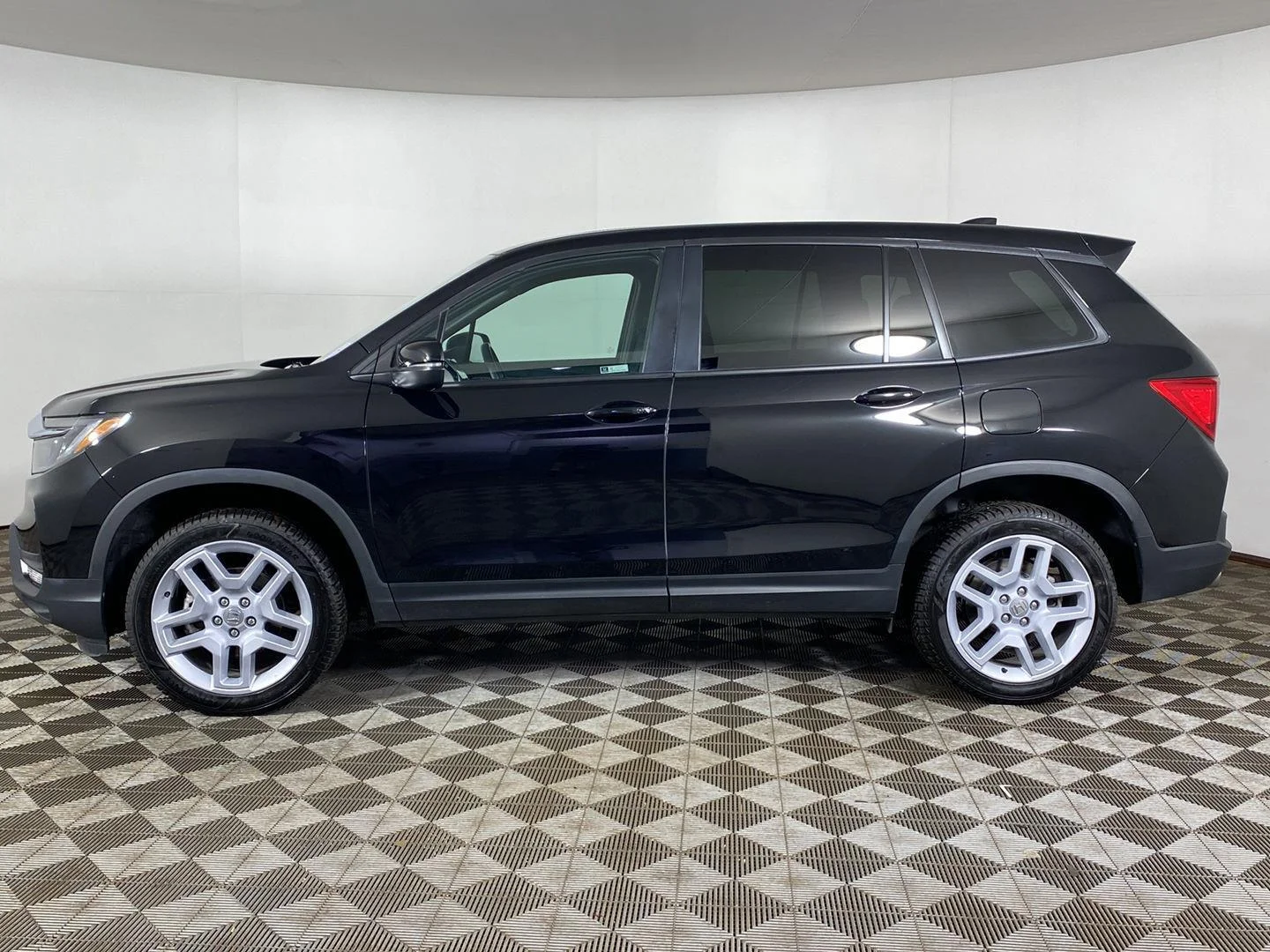 Used 2024 Crystal Black Pearl Honda EX-L image 3