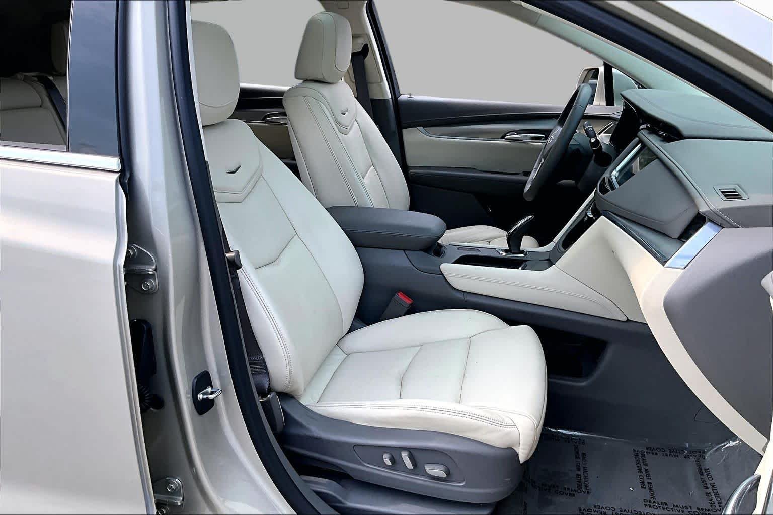 Used 2017 Silver Coast Metallic Cadillac Luxury FWD image 9