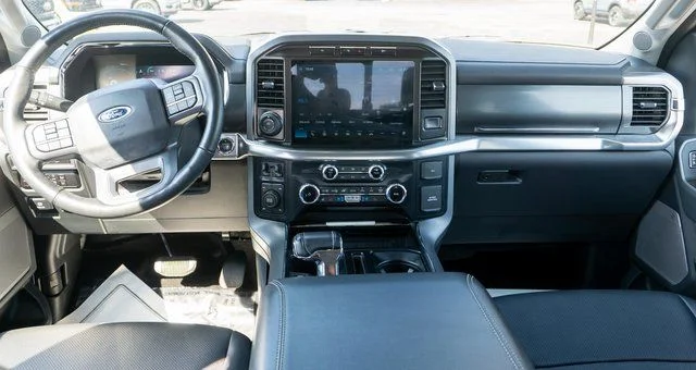 Used 2023  Ford Lariat image 13