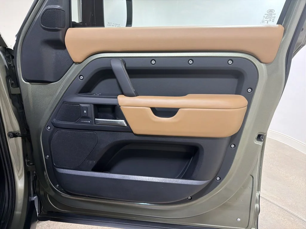 Used 2025 Pangea Green Metallic Land Rover S image 23