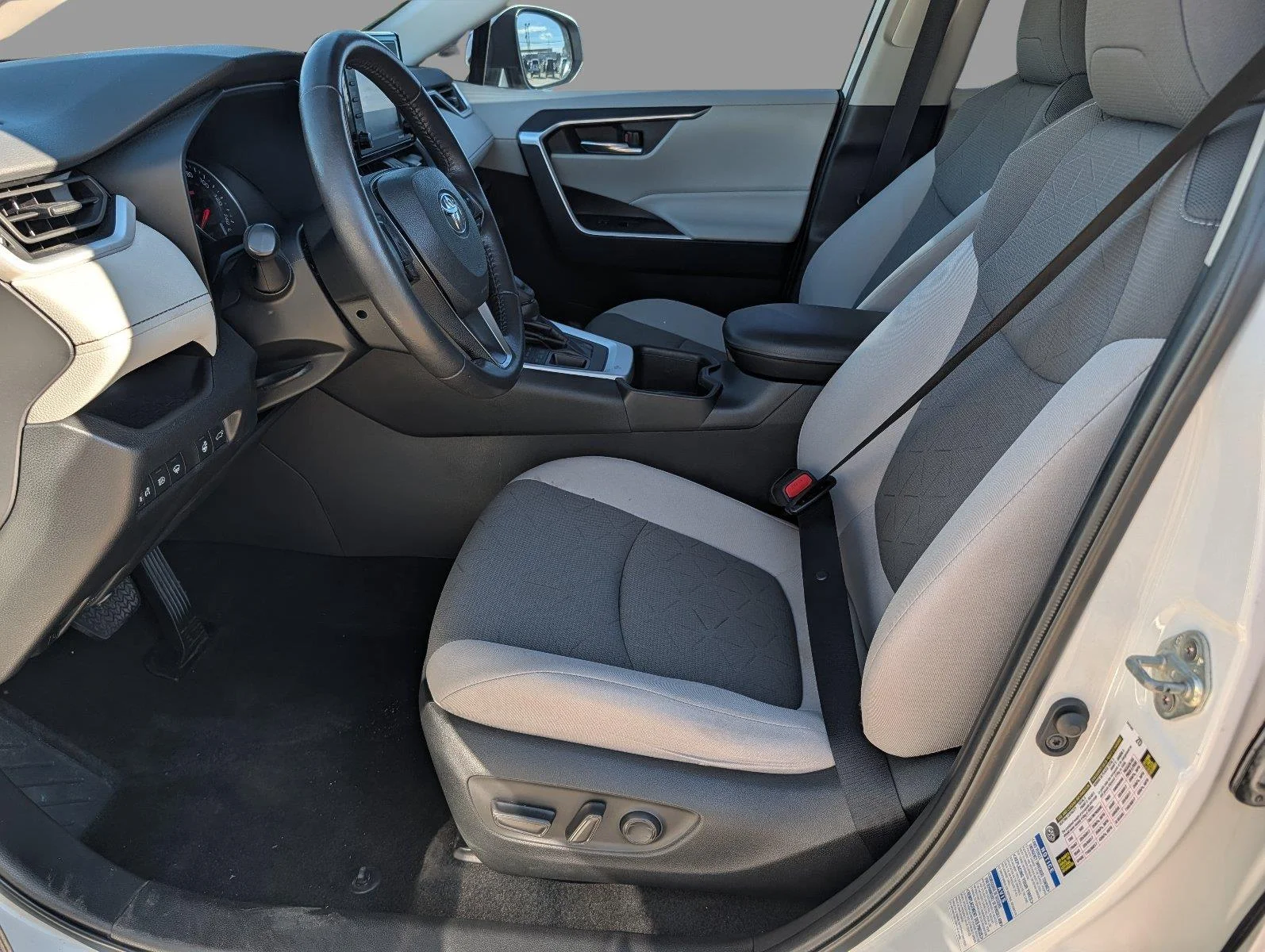 Used 2022 White Toyota XLE image 10