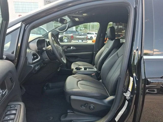 New 2027 Diamond Black Crystal Pearl-Coat Exterior Paint Chrysler Select image 5