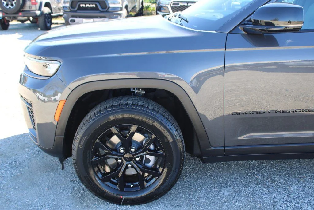 New 2026 Baltic Gray Metallic Clear-Coat Exterior Paint Jeep Laredo image 7