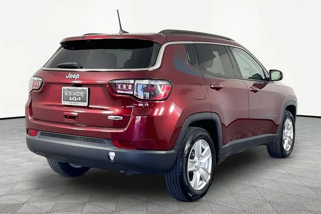 Used 2022 Red Jeep Latitude image 6