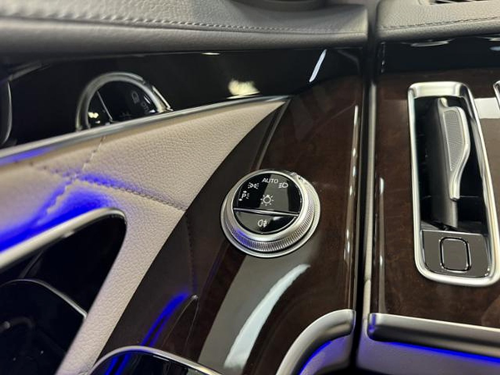 Certified Used 2026 MANUFAKTUR Moonlight White Metallic Mercedes-Benz 4MATIC® image 17