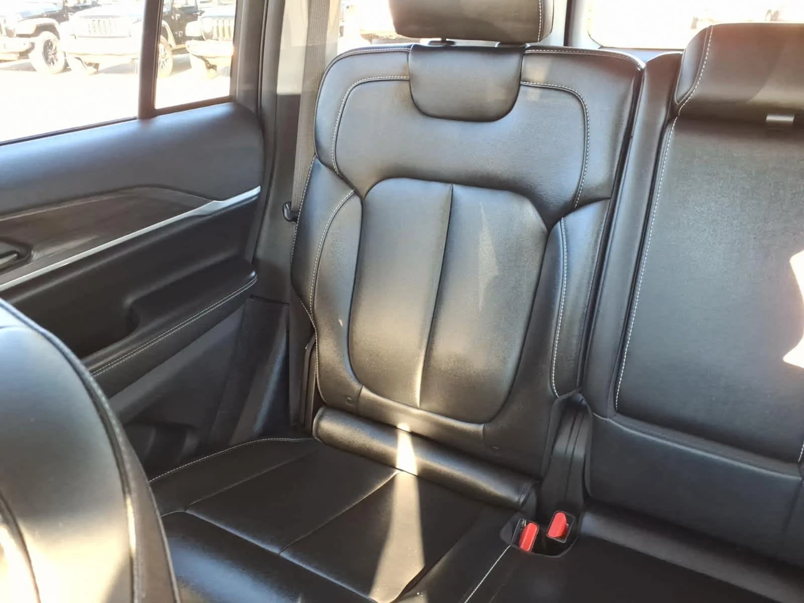 Used 2023 Diamond Black Crystal Pearlcoat Jeep Limited image 18