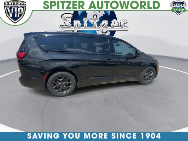 Used 2018 Black Chrysler Limited image 10