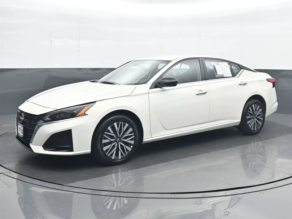 Used 2025 White Nissan 2.5 SV image 2