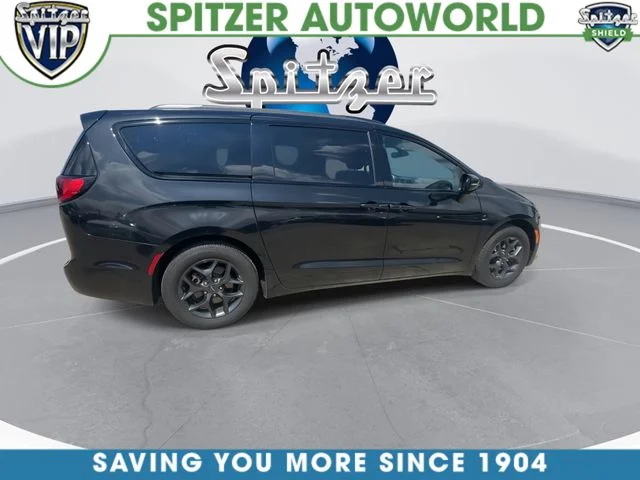 Used 2018 Black Chrysler Limited image 10