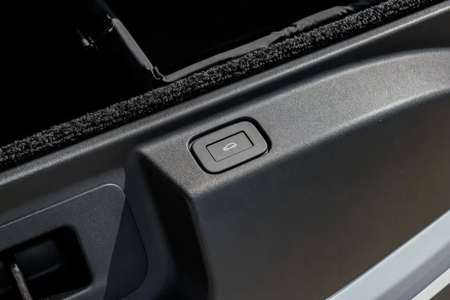 New 2026 Fuji White Land Rover SE image 69
