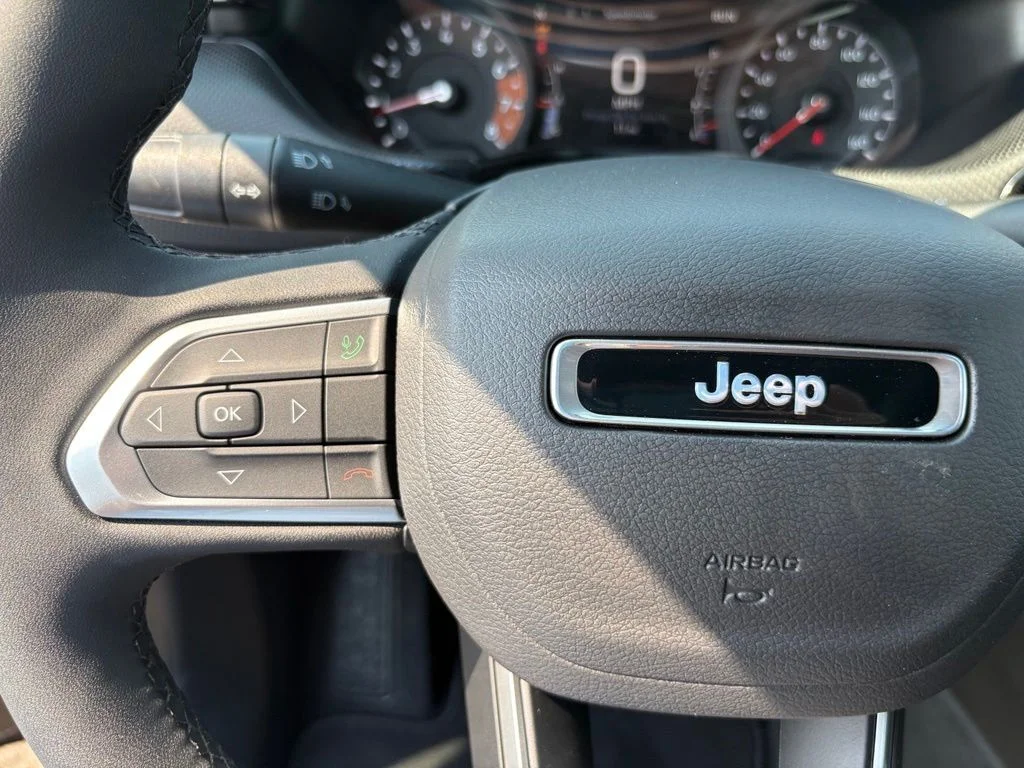 New 2026 Diamond Black Crystal Pearl-Coat Exterior Paint Jeep Latitude image 19