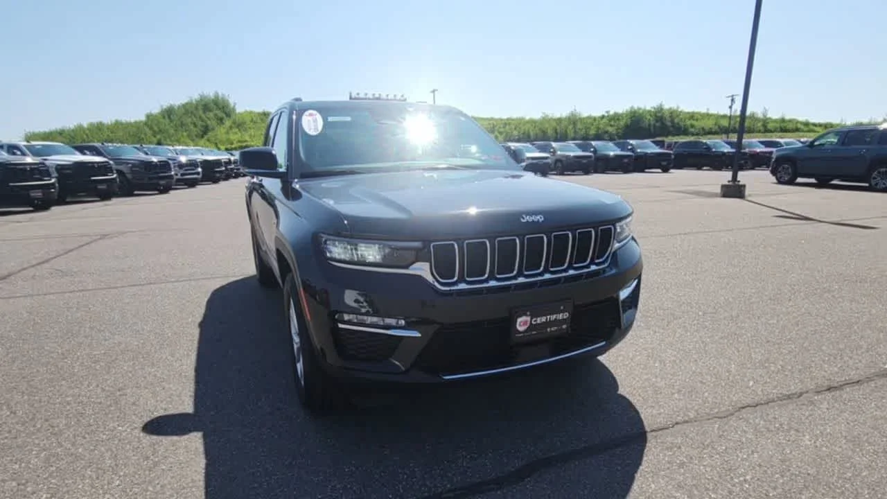 Used 2023 Rocky Mountain Pearlcoat Jeep Limited image 4