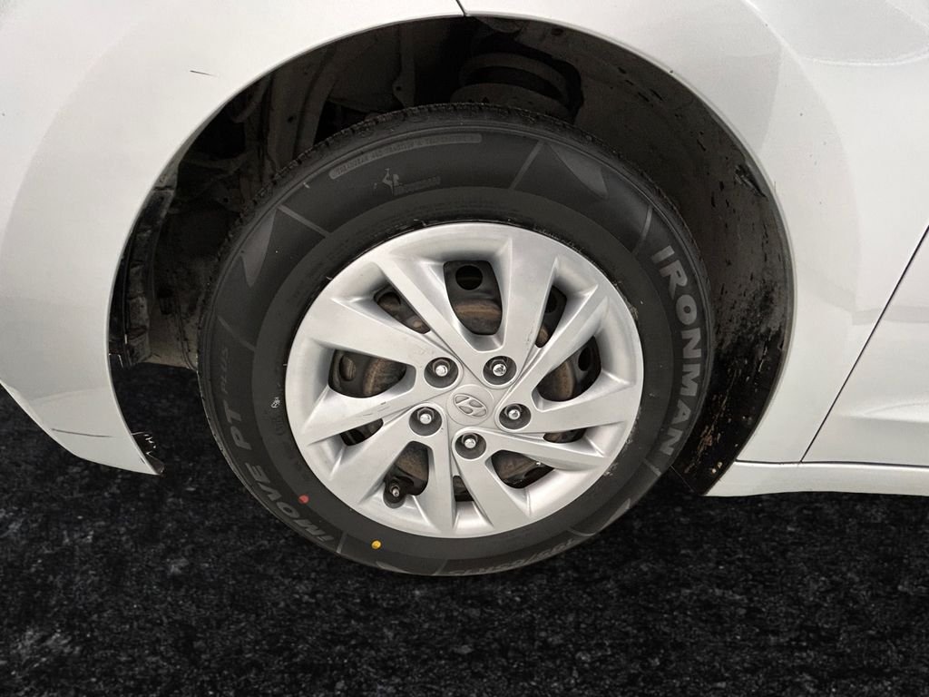 Used 2017 Silver Hyundai SE image 27