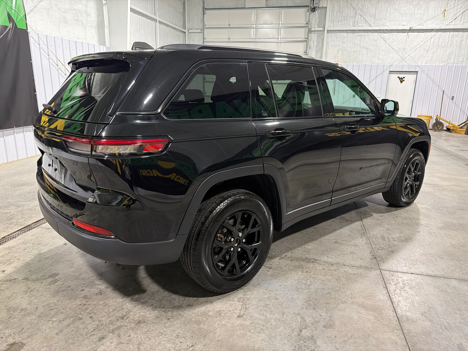 Certified Used 2024 Diamond Black Crystal Pearlcoat Jeep Altitude X image 7
