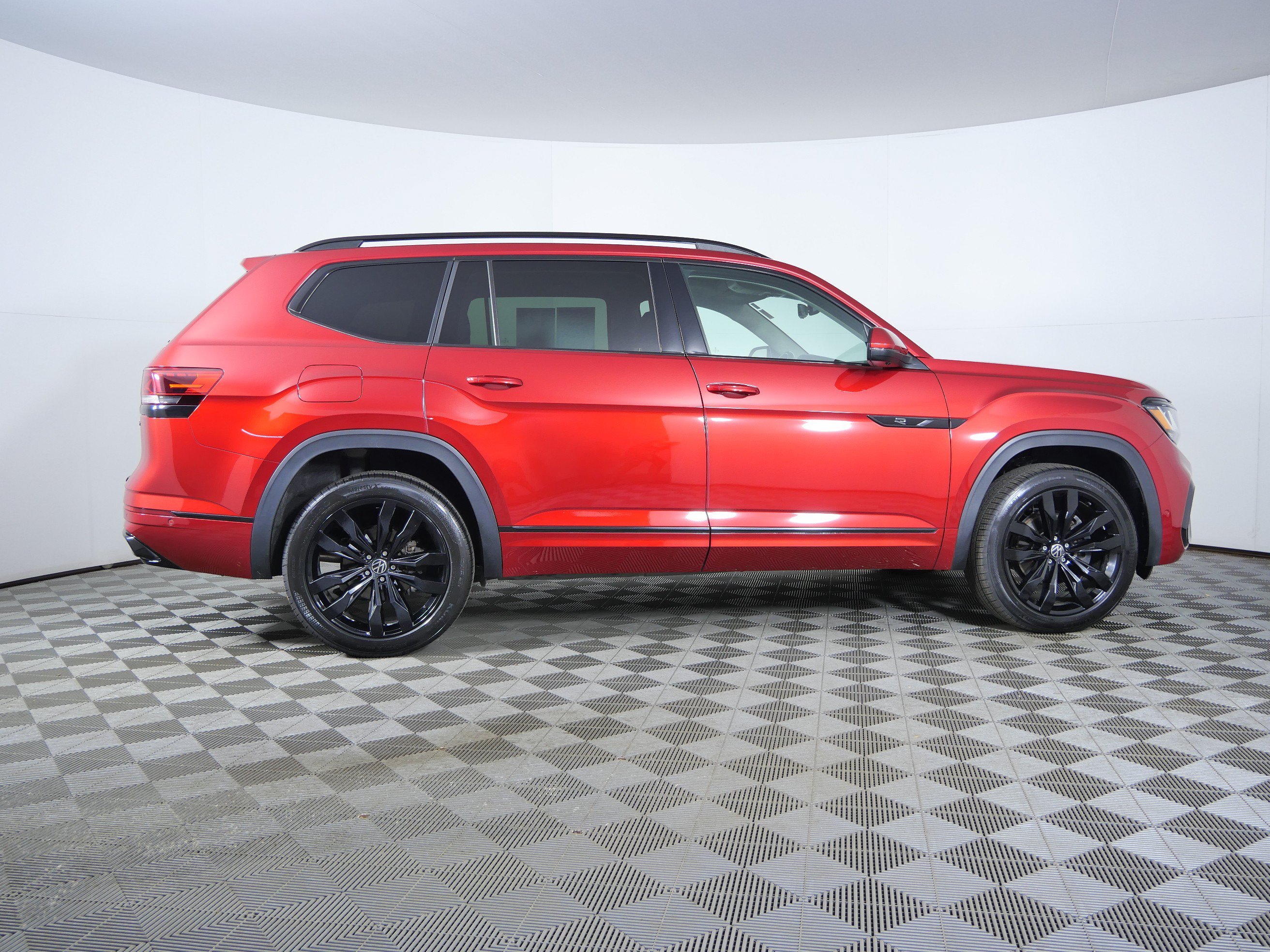 Used 2023 AUROA RED Volkswagen 3.6L V6 SEL Premium R-Line image 8