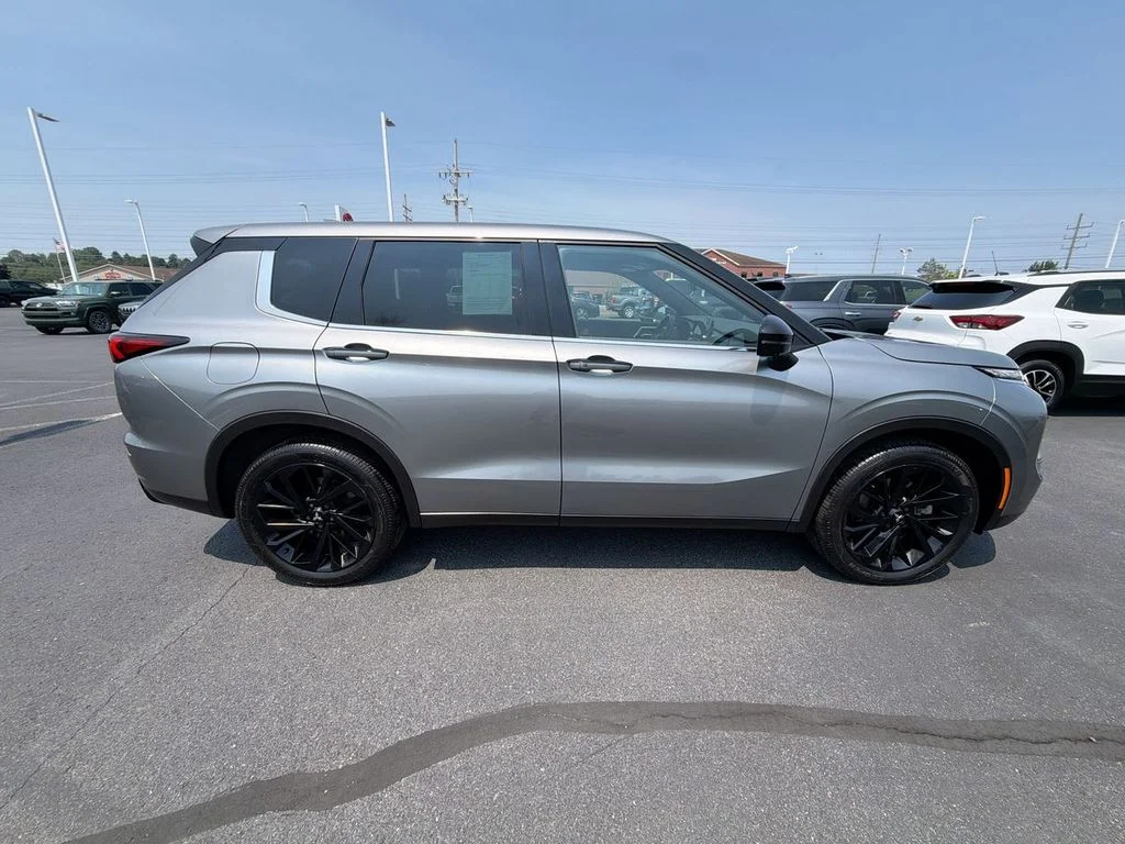 Used 2023  Mitsubishi SE Black Edition image 9