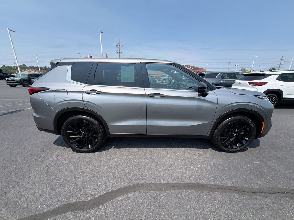 Used 2023  Mitsubishi SE Black Edition image 9