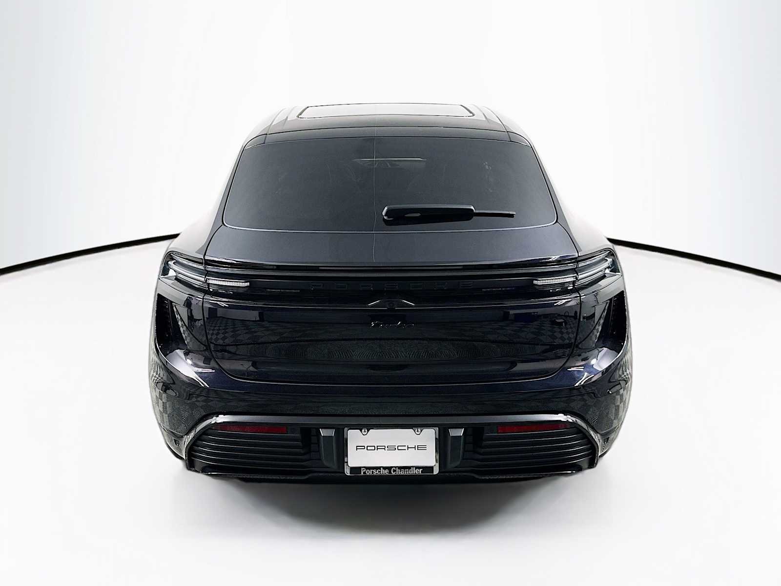 2025 Porsche Macan Turbo Electric - Photo 10