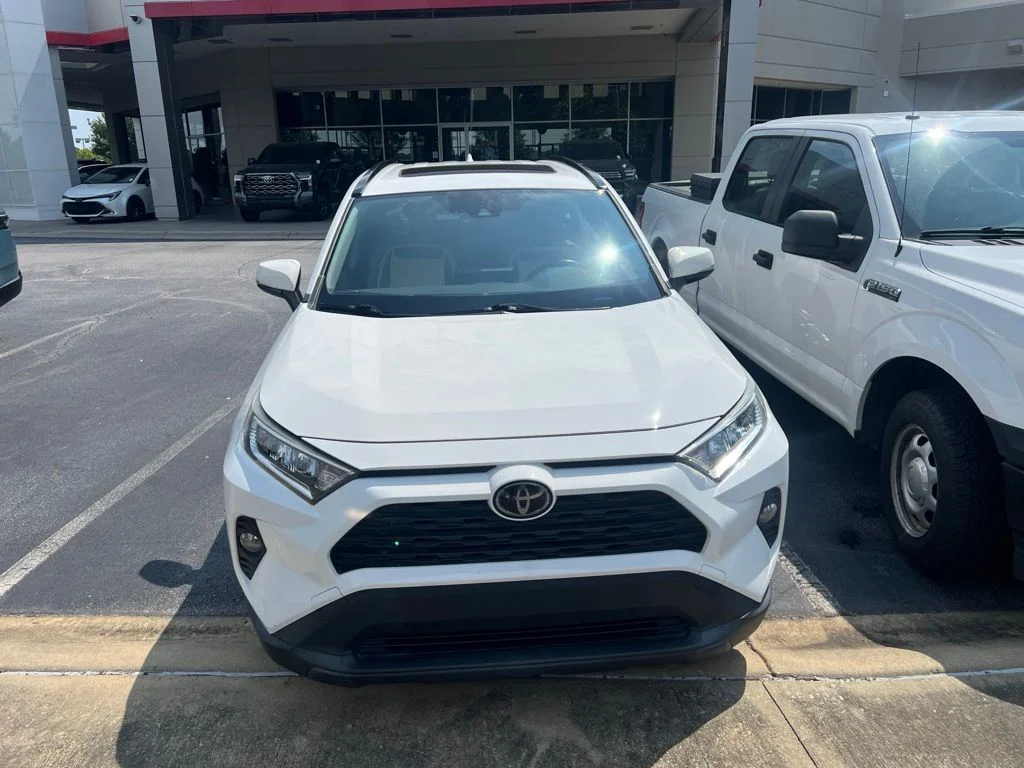 Used 2019 White Toyota XLE Premium image 2