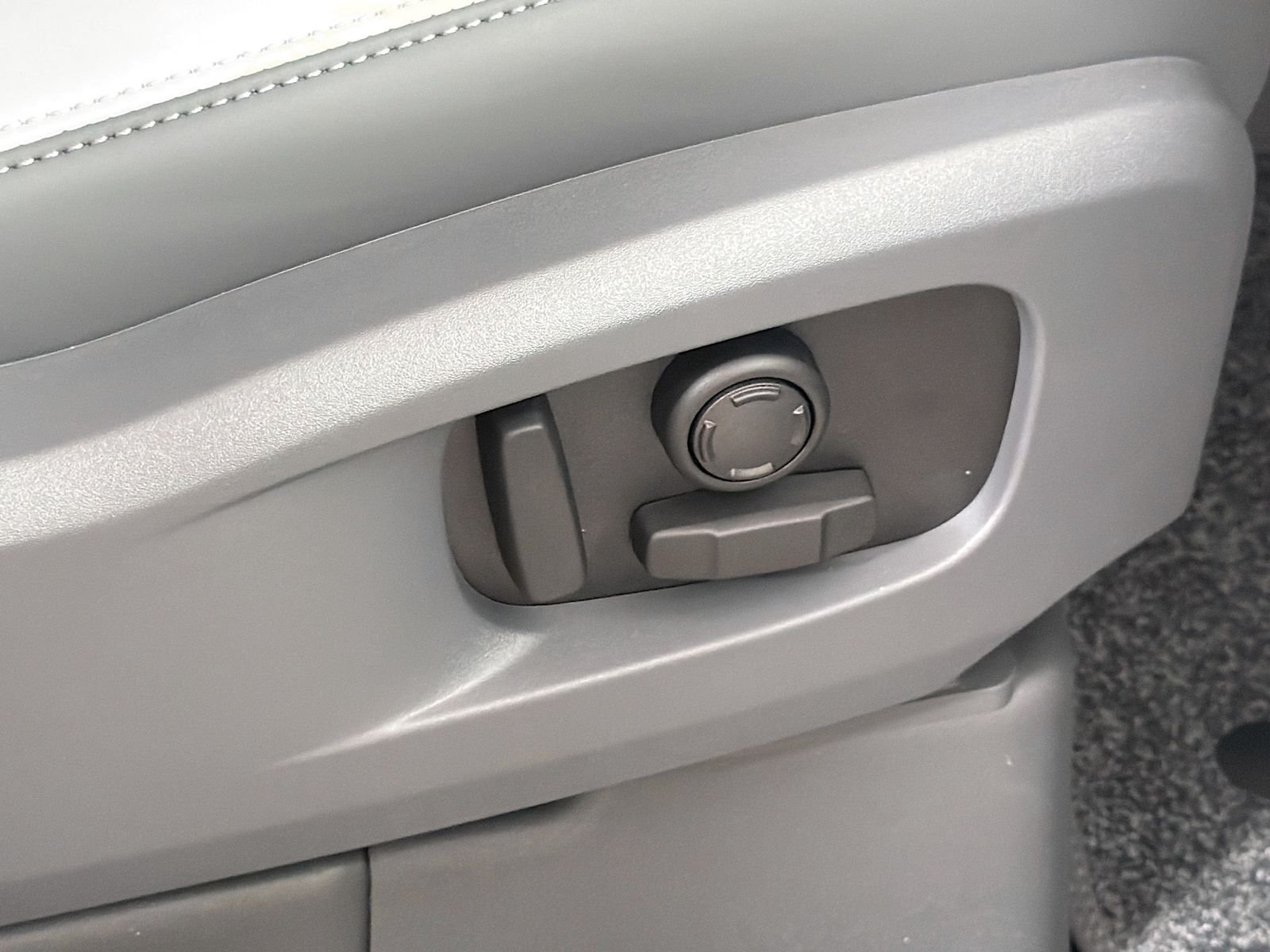 New 2026 Tasman Blue Land Rover X-Dynamic SE image 35